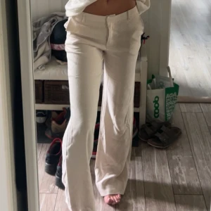 Linnebyxor - Beiga linnebyxor i kostym modell. Ifrån Nelly med prislapp kvar, storlek S. Jag är 168 de är lite långa på mig, lätta att sy upp.