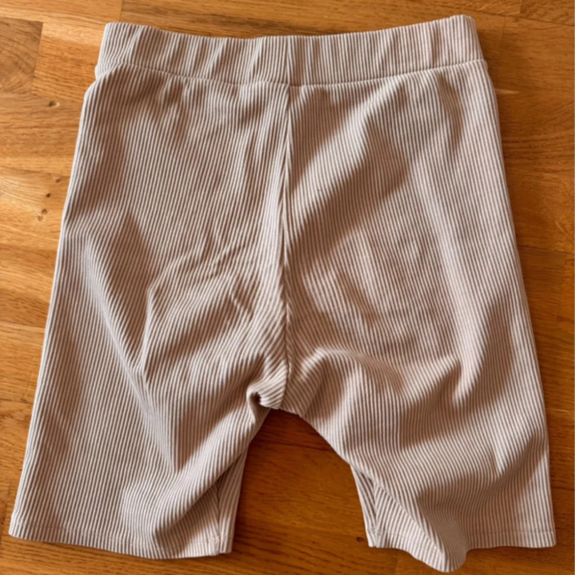 Beige ribbade cykelbyxor från HM Divided - 1