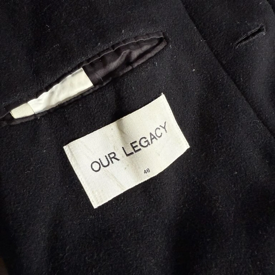 Svart rock med klassisk krage - 4