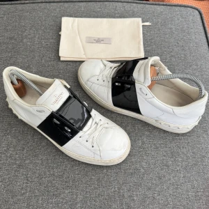 Valentino Open | 41.5 - Valentino Open sneakers | Grymt skick | Storlek 41.5, passar 41.5-42 | Original dustbag ingår | INGA BYTEN | Fraktar spårbart eller möts upp i Täby 