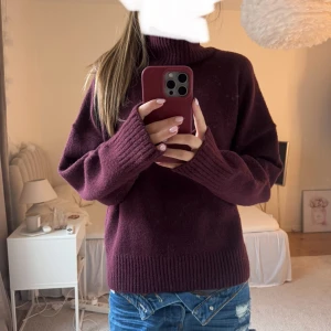 Vinröd tröja 💓💓💓 - Så najs vinröd tröja med krage från Zara 🤍🤍