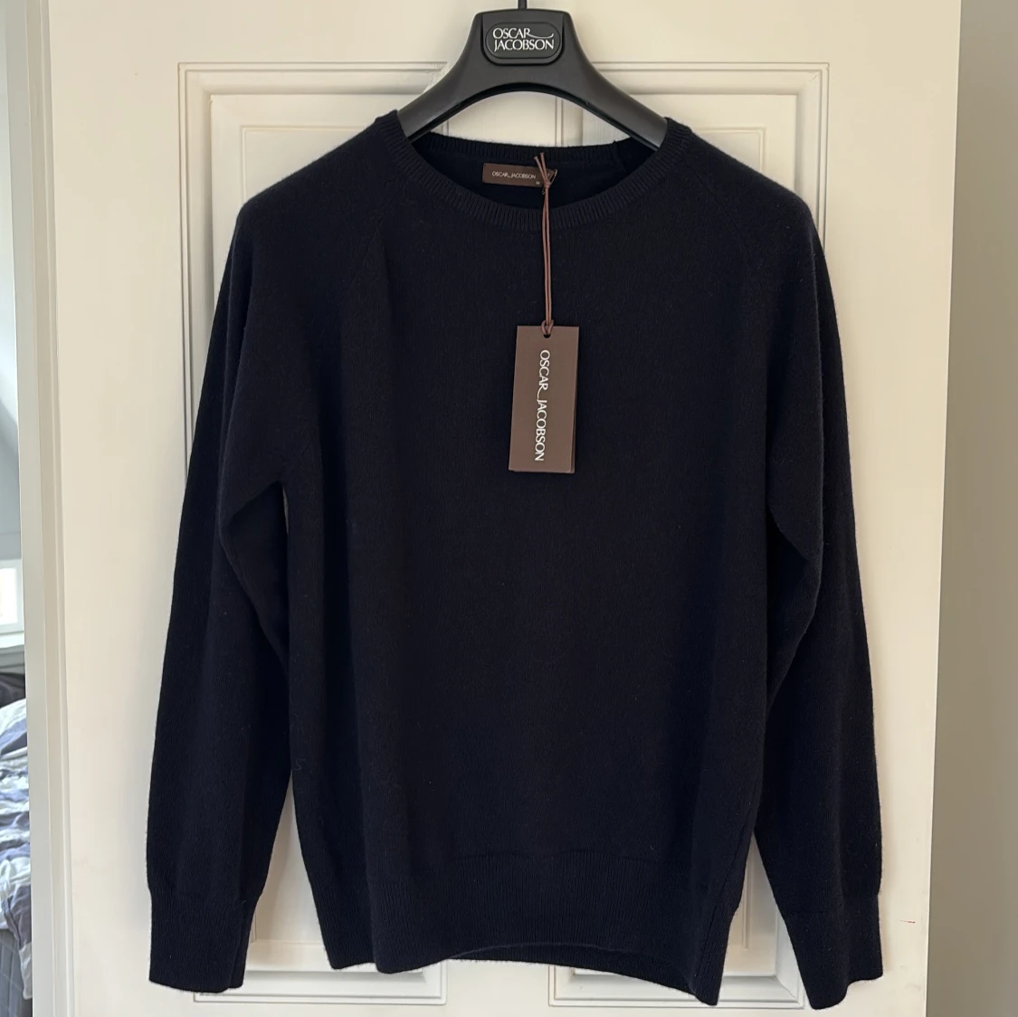 Mörkblå rundhalsad tröja Oscar Jacobson