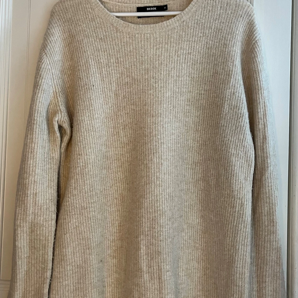 Beige stickad klänning i wool blend