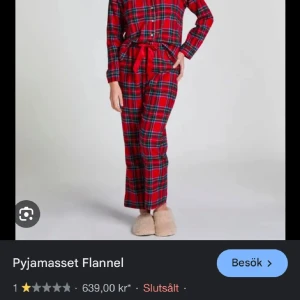 Julpyjamas - Säljer denna superfina julpyjamasen i flanell❣️Slutsåld!! Är lite liten på mig så tvekar därför på om den kommer användas. Står storlek S men passar bättre på nån som har XS