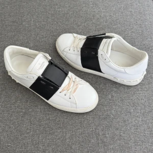 Valentino Open | 41.5 - Valentino Open sneakers | Grymt skick | Storlek 41, passar 41-42 | Endast skorna ingår | INGA BYTEN | Fraktar spårbart eller möts upp i Täby 