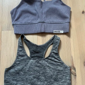 Två sportoppar - Säljer två sportiga toppar, den lila är från Gymshark. Ena är gråmelerad med brottarrygg och den andra är ljusgrå med tunna ränder och ribbad struktur. Den lila är i storlek S och den gråa i 146/152