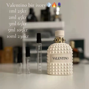 Valentino Bir Ivory parfym - Trendig Valentino-parfym i snygg flaska. Finns att köpa i flera olika volymer, perfekt för dig som vill testa något nytt eller ha med på språng. Säljs i 1ml, 2ml, 3ml, 5ml och 10ml.