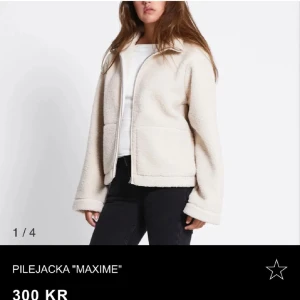 Vit teddyjacka Lager157 - Säljer en beige teddyjacka från Lager 157 med dragkedja framtill och stora fickor. Jackan har en loose passform och är tillverkad i mjukt fleece-material som ger en chill och mysig vibe. Perfekt för dig som gillar stilren och enkel design.