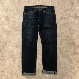 Neuw Selvedge Jeans - Hej! Säljer dessa riktigt feta Selvedge Jeansen från Märket Neuw i 100% bomull! Modell: Lou slim men skulle säga att dessa är mera som slim/straight fit. Jeansen har börjat få riktigt snygga fades men kan få bra mycket mer historia och fades genom tiden! Nypris: 2700kr! Jeansen har lagts upp och är från att vara storlek W31/L32 till W31/L30. Jeansen har förkortats alltså. Varmt välkommen att fråga om mått eller bilder osv vid intresse av köp! Mvh DC 🔹