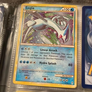 Lugia Pokémon kort - Säljer ett Lugia pokemon kort. Skicket skulle jag säga är 9/10. Skriv för minsta fråga eller bild. Kolla gärna in mina andra kort också