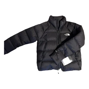 The North Face Jacka L - Jackan har inga märken eller slitningar. Den håller värme väldigt bra och är suverän för de uppkommande säsongerna. Den var köpt under förra året. Den är fortfarande i väldigt gott skick. Har nu växt ur den och blir dags att sälja denna. Jag är alltid redo att svara på frågor, ge mått eller fler bilder, det är bara att fråga så löser jag det! Om priset inte är rätt för dig så går det att diskutera. Måtten:  Axelbredd 46cm Arm 63cm Längd 66cm