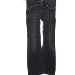 Svarta bootcut jeans med fickdetaljer - Snygga svarta low waist jeans med bootcut passform. Tvyärr så passar dem inte mig längre. Kan skicka fler bilder om behövs 🥰