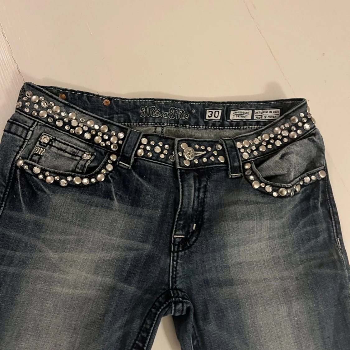 Miss Me jeans med pärldetaljer, stl 30