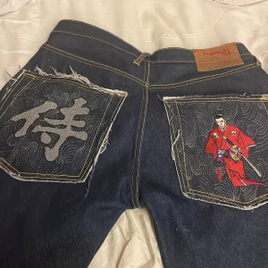 baggy jeans - baggy jeans som ja inte använder, de är fett fina ngl. Om du behöver mått är de ba o pulla up o skriva t mig. Hoppas ni gillar dem😇