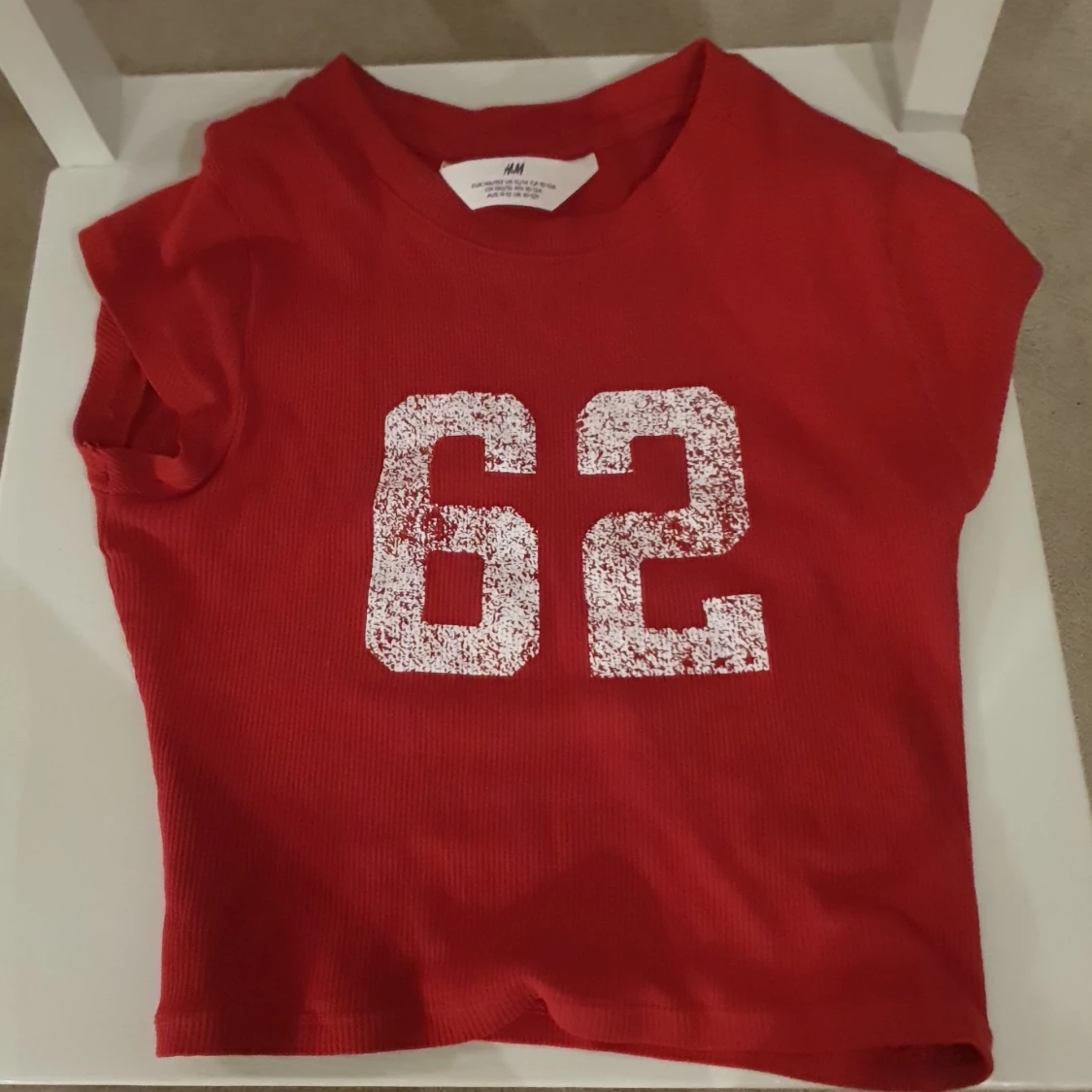 Vit sportig vindjacka med röd text - 3