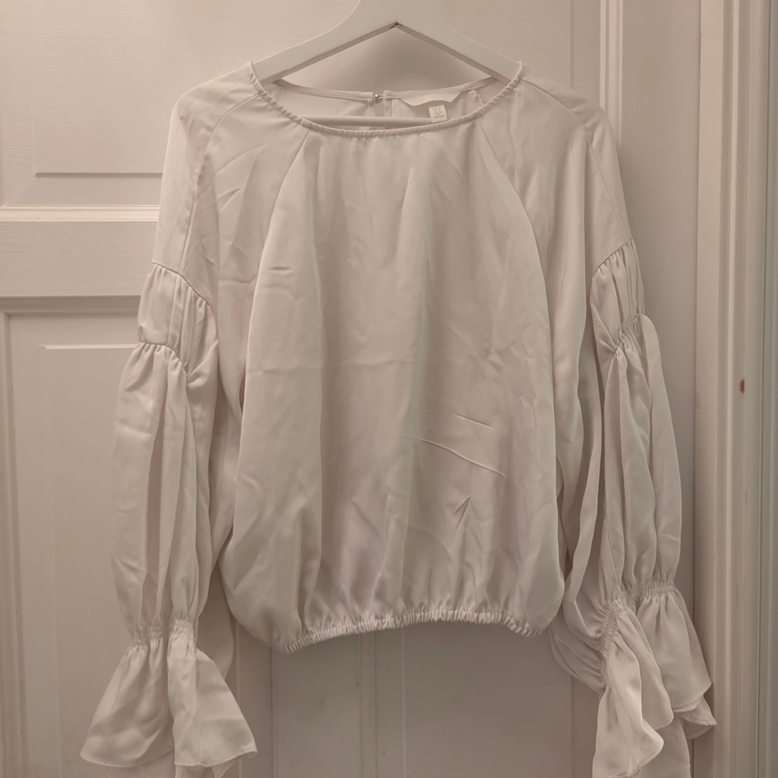 Vit blus med vida ärmar