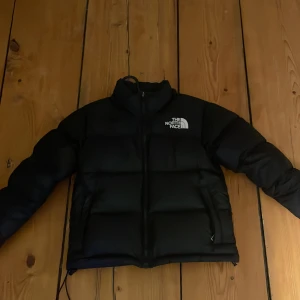 Svart pufferjacka från The North Face - Säljer en svart pufferjacket från north face i storlek S.Väldigt bra skick då den är sparsamt använd. Köpte den för cirka 2700. Kan sänka priset lite vid snabbaffär.