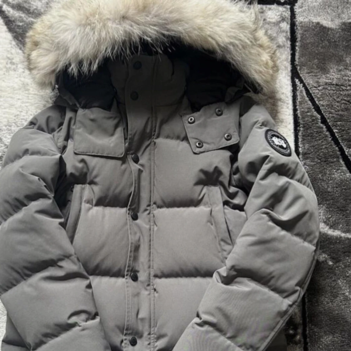 Grå dunjacka med päls från Canada Goose black label 