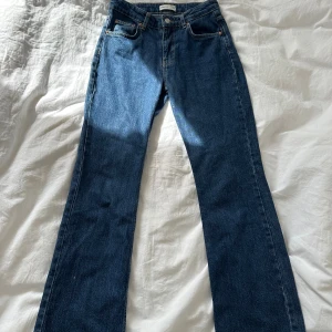 Blå bootcut jeans från Gina - Säljer dessa snygga mörkblå jeans då dom är för små, har använts fåtal gånger så är i väldigt bra skick 🩷🩷