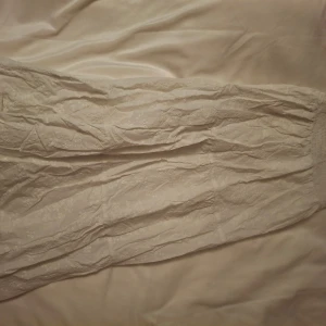 Vit långkjol med broderade blommor - Vit fin långkjol från lager 157 som passar dig om du är ca 165-160cm lång