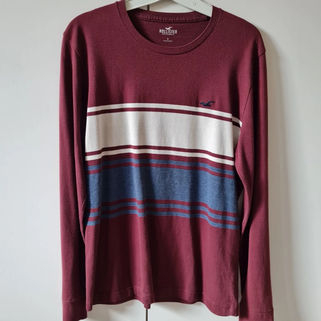 Vinröd långärmad tröja Hollister strl S