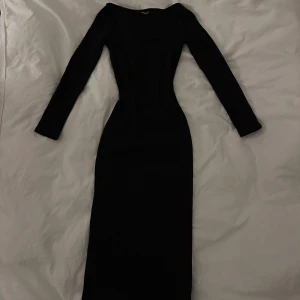 Svart långärmad klänning Gina Tricot - Säljer en superfin svart långklänning från Gina Tricot i storlek S!!🩷🩷Använts 1 gång 