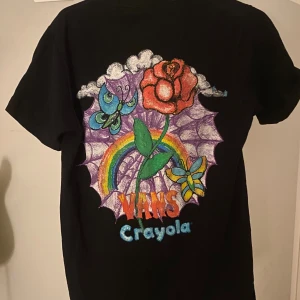 Svart Vans x Crayola t-shirt med tryck - T-shirt från Vans X Crayola. Passar perfekt för sig som tycker om skate stilen.