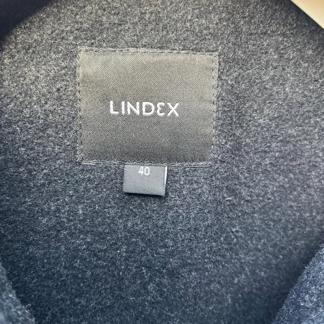 Mörkgrå kappa med huva från Lindex - 3