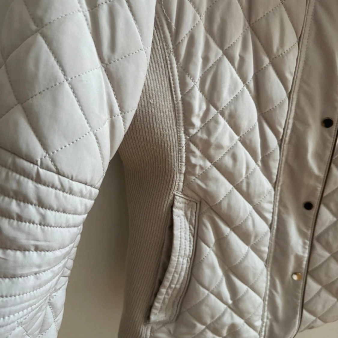 Beige quiltad jacka från Zara - 2