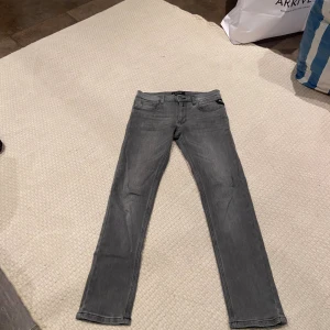 Replay grå jeans straight fit - Säljer ett par grå jeans från Replay med klassisk femficksdesign och raka ben. Jeansen har snygga bakfickor med broderad detalj och Replay-lapp i läder bak. Tillverkade i mjuk bomullsdenim med en stilren look.