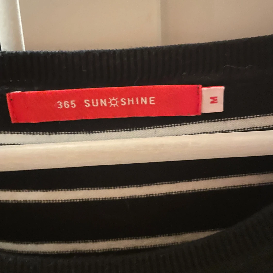 Randig finstickad tröja - 1