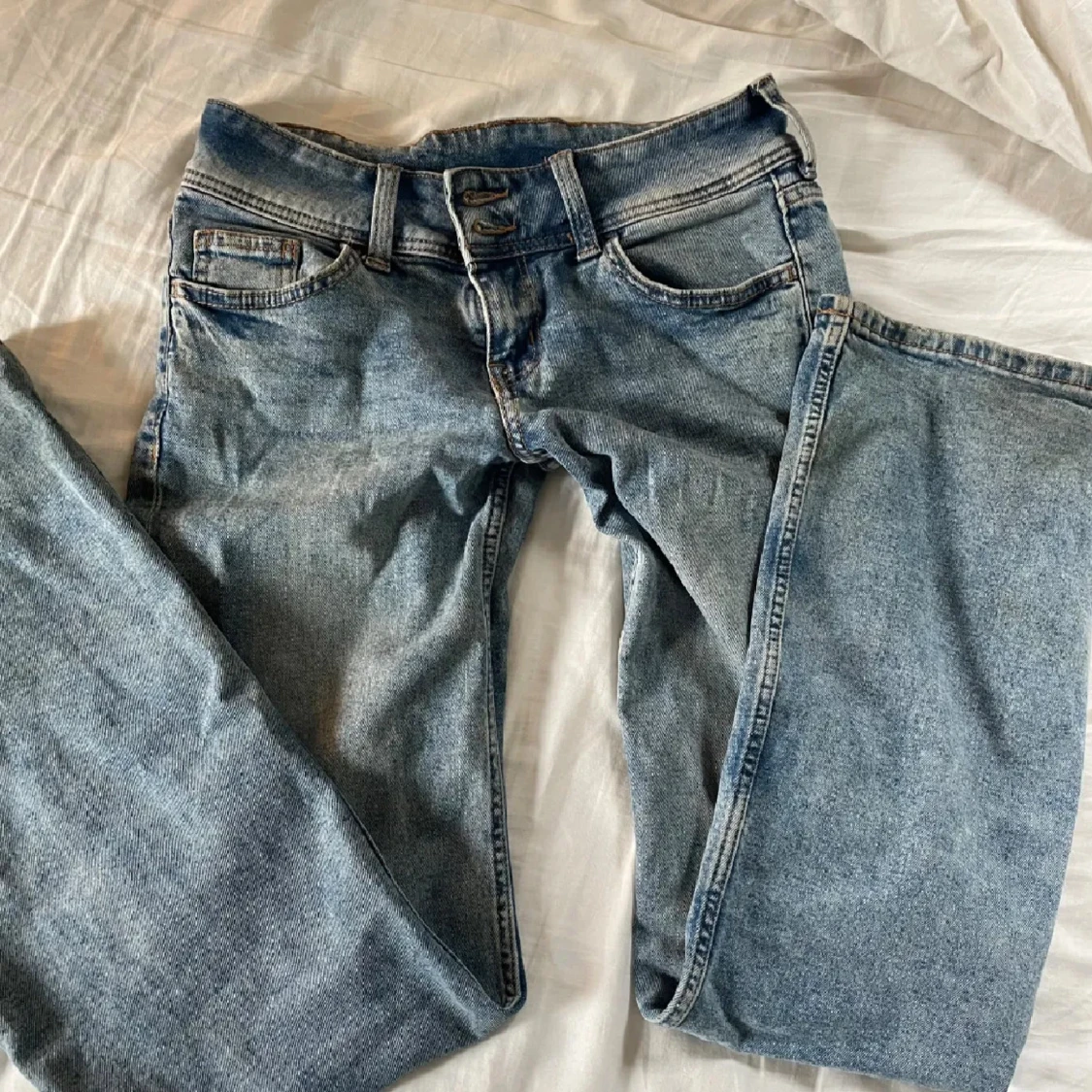 Blå bootcut jeans med broderade fickor - 3