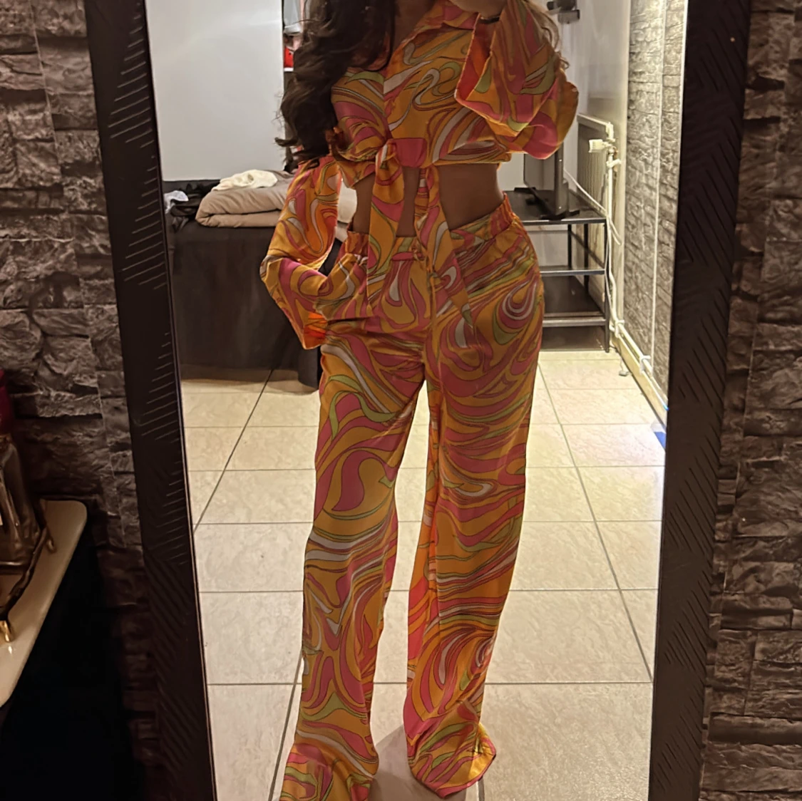 Färgglada vida byxor med retro-mönster