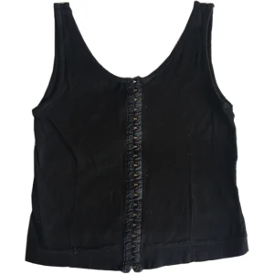 Vintage svart topp/ linne  - Cool vintage topp med massa spännen, lite ”korsett liknande”