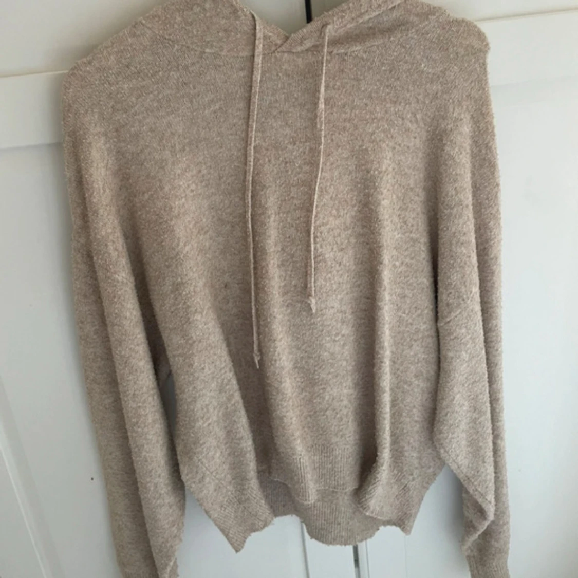 Beige hoodie från Lindex i stickat material
