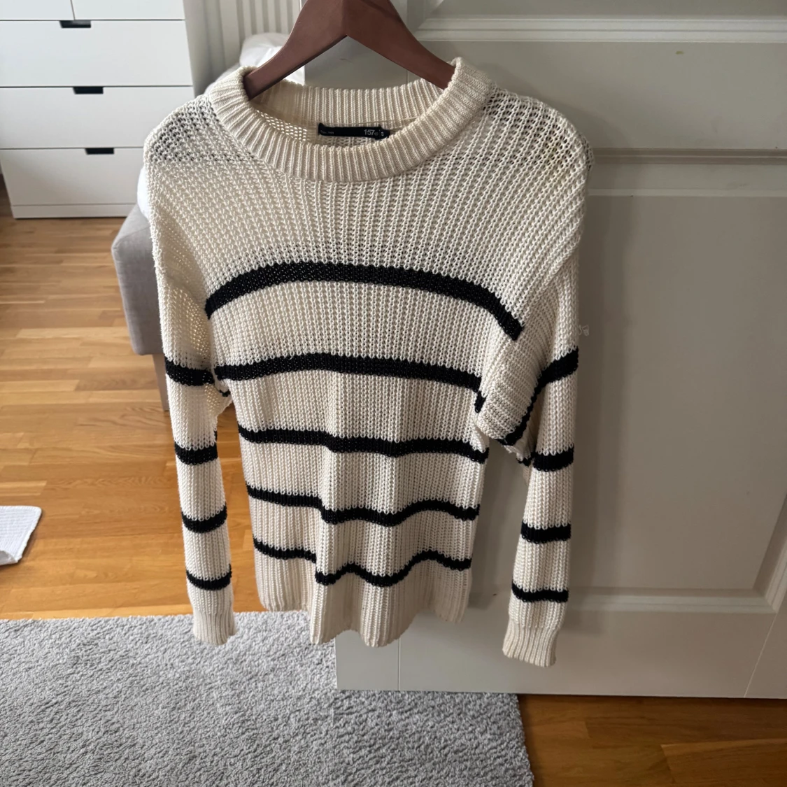 2 stickade tröjor  - 1