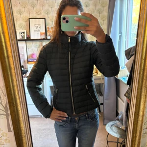 Mörk grön dunjacka från Zara  - Säljer en mörk grön dunjacka från Zara.  Jackan  hög krage och en figursyd passform. Perfekt för kyliga höst/vår dagar. Jackan är i bra skick och har inga täken på användning. Jacka är i stl M men är som en S/SX Skriv om du har några frågor eller vill ha fler bilder på jackan🩷