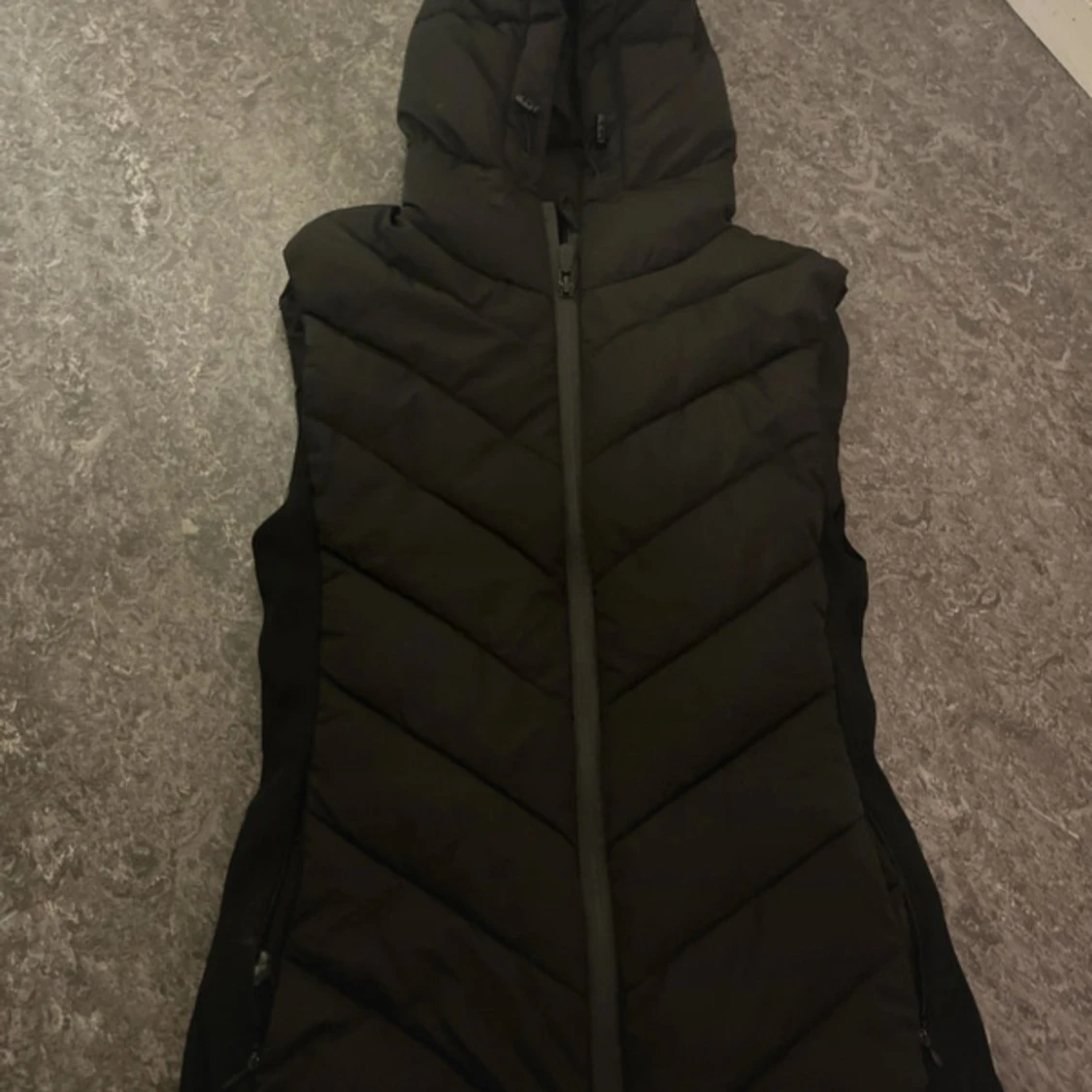 Svart lång dunväst med huva