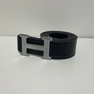 Herme’s Bälte - Hejsan, säljer ett helt nytt bälte aldrig tidigare använd. Storlek 110cm. Postar alltid inom 24h efter köpet. Skriv gärna om du har fler frågor.