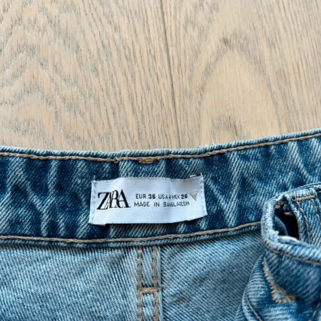 Ljusblå ripped jeans från Zara - 2