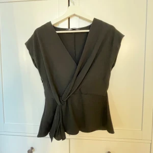 Svart blus Zara - Mycket bra skick men säljer då den inte används❣️