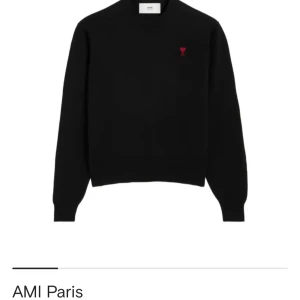 Svart stickad tröja från AMI Paris - Svart stickad tröja från AMI Paris, mycket bra skick och knappt använd, därav pris. Pris kan diskuteras.