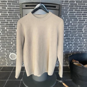 Samsoe tröja  - En stilren tröja gjort på cashmere och polyester . Perfekt för dig som gillar den lunga luxury stilen. Sitter relativt litet jämfört med storleken . Inga defekter