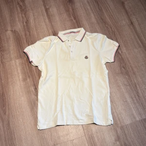 Vit Moncler pikétröja - Vit pikétröja från Moncler Storlek S. Använd men i bra skick 