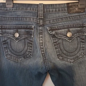 True Religion jeans i blå denim😱🙏🙏 - !!PRIS GÅR ATT DISKUTERA!! Säljer ett par blå jeans från True Religion med klassiska kontrastsömmar och snygga detaljer på bakfickorna. Jeansen har normal passform och raka ben. (Skinny!!)😱🙏🙏