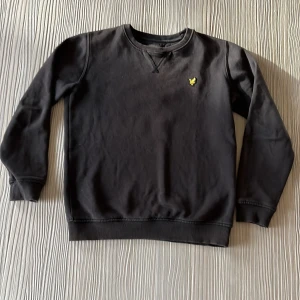 Lyle & scott tröja (svart) - Jag säljer en svart lyle & scott tröja den är använd men ser ganska ny ut priset kan diskuterasz