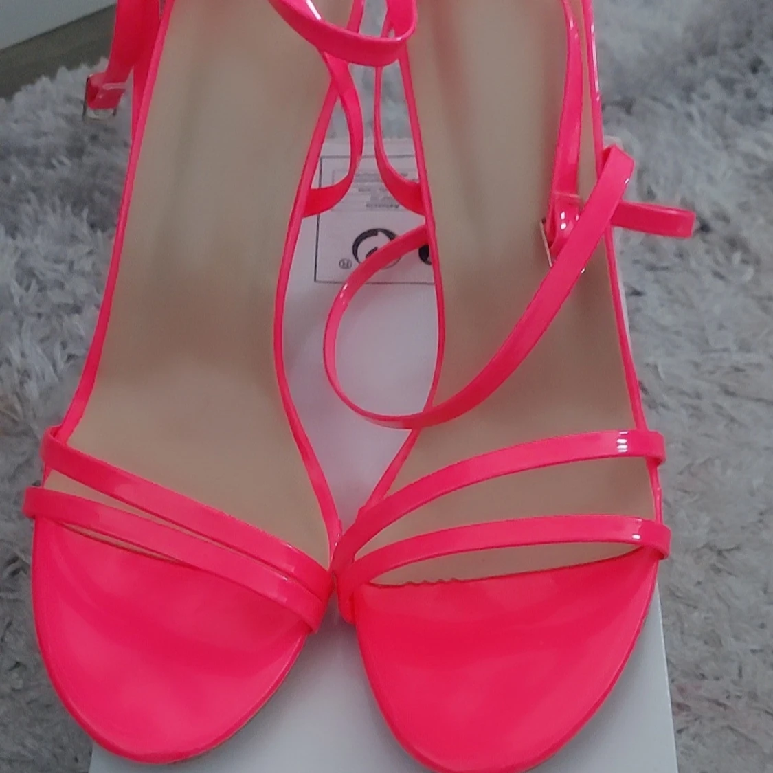 Neonrosa sandaler med klack och remmar - 1