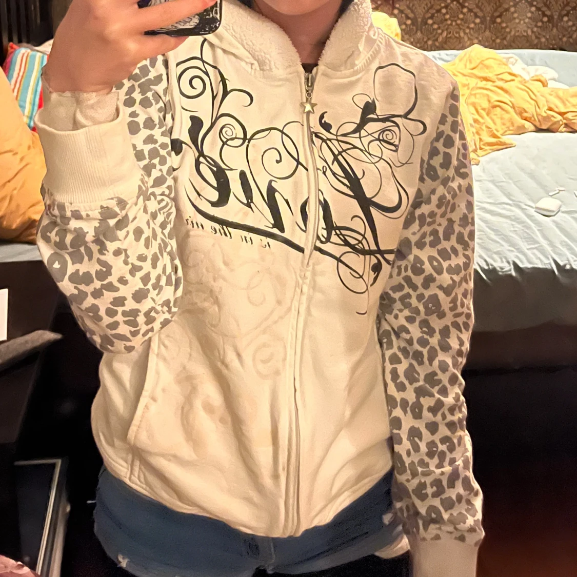 Vit hoodie med leopardärmar och tryck - 1