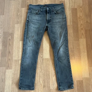 Nudie Jeans Lean Dean grå jeans 30/28 - Säljer ett par gråa Nudie Jeans, modell Lean Dean. Sjukt snygg fade. Liten defekt på högra knät som knappt syns när man har på sig dem(se sista bilden). Tillverkade av 99% bomull och 1% elastan för lite stretch. Tveka inte på att skriva ifall du undrar nåt!✨