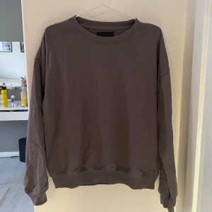 Mörkgrå sweatshirt  - En mörkgrå sweatshirt ifrån lager 157, aldrig använd, inga defekter.
